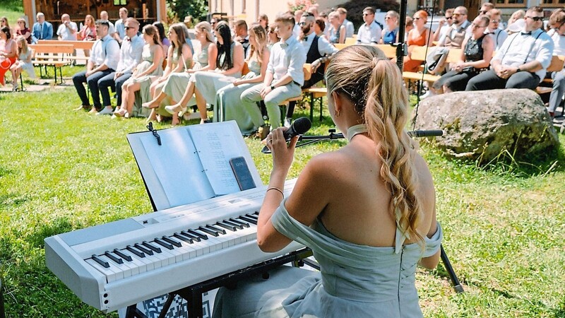 Das weiße Piano ist ihr Markenzeichen: Seit zweieinhalb Jahren ist Katja Wigger als Sängerin unterwegs und gestaltet Trauungen und Taufen, aber auch Jubiläen und besondere Anlässe.