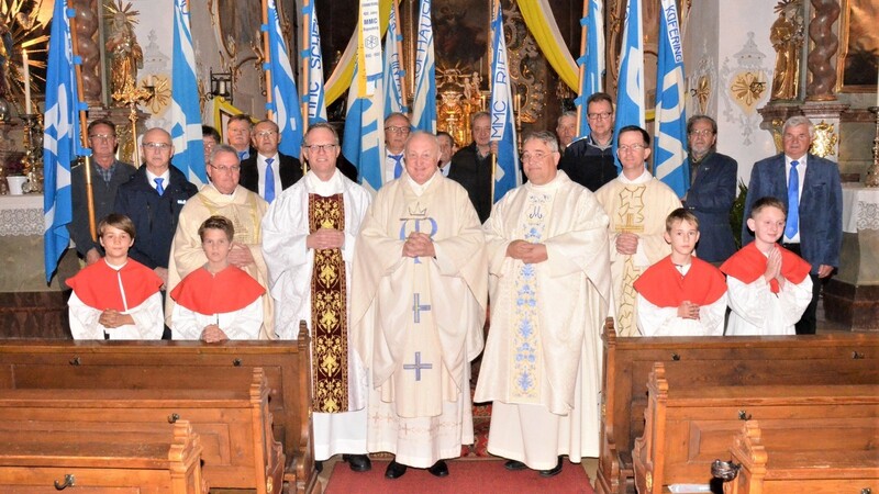 Elf Banner repräsentierten den MMC-Bezirk "Maria Schnee" nach außen, wobei sich die Obmänner und die Geistlichen in der Pfarrkirche zum Gruppenfoto versammelten.