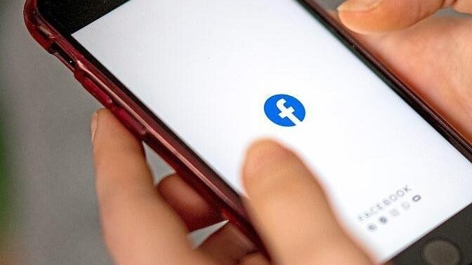 Auf dem Bildschirm eines Smartphones sieht man das Facebook-Logo (Symbolbild).