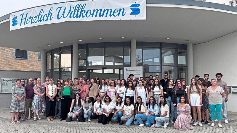 Sie starten in einen neuen Lebensabschnitt: Die Schüler der Berufsfachschule für Pflege in Roding.