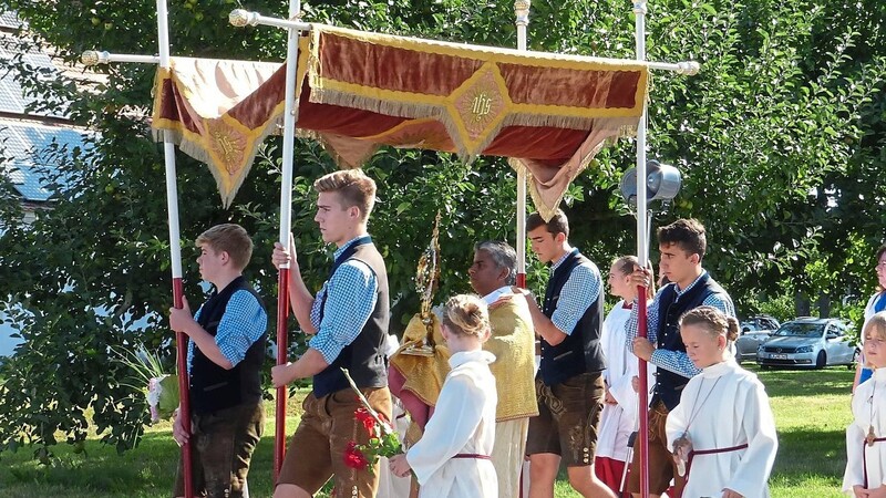 Kommunionkinder und Ministranten begleiteten Pater Sijo mit der Monstranz bei der Prozession durch Pattendorf.