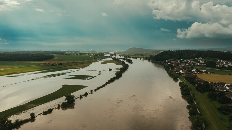 Vor 100 Jahren hat das Hochwasser der Donau auf angrenzenden landwirtschaftlichen Flächen empfindlichen Schaden verursacht. Es sei ein "wahres Elend", schreibt ein Zeitgenosse. Auch heuer ist die Donau wieder massiv über die Ufer getreten. Das Bild ist am 2. Juni bei Pfelling entstanden - am selben Tag hat der Landkreis den Katastrophenfall aufgerufen.