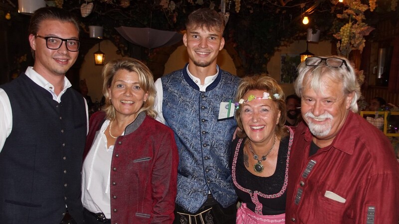 Irmgard Riedl (Zweite von rechts) mit ihrem Lebenspartner Georg, ihren Enkelsöhnen und der Wiesenter Bürgermeisterin Elisabeth Kerscher.