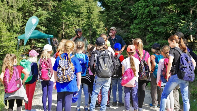 Die Schüler werden mit Jagdhörnern am Jägerstand begrüßt.