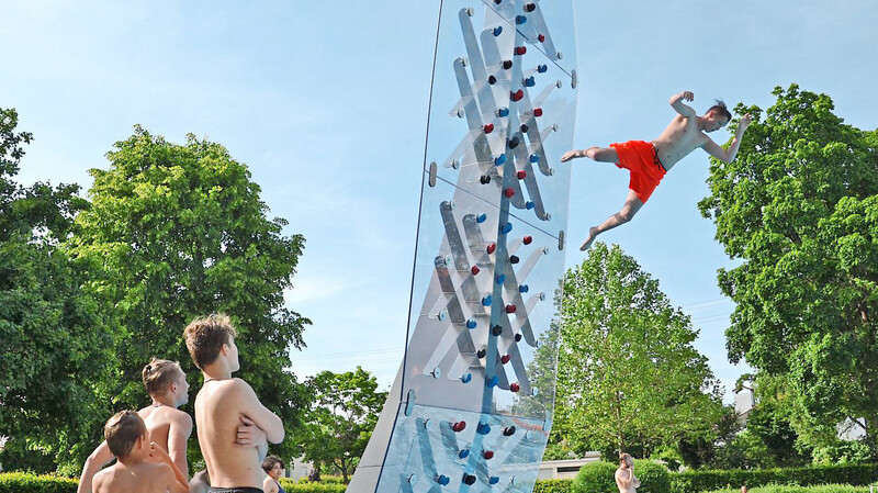 Nach der Wasserkletterwand folgt heuer als neue Attraktion für das Freibad eine moderne Wasserrutsche.