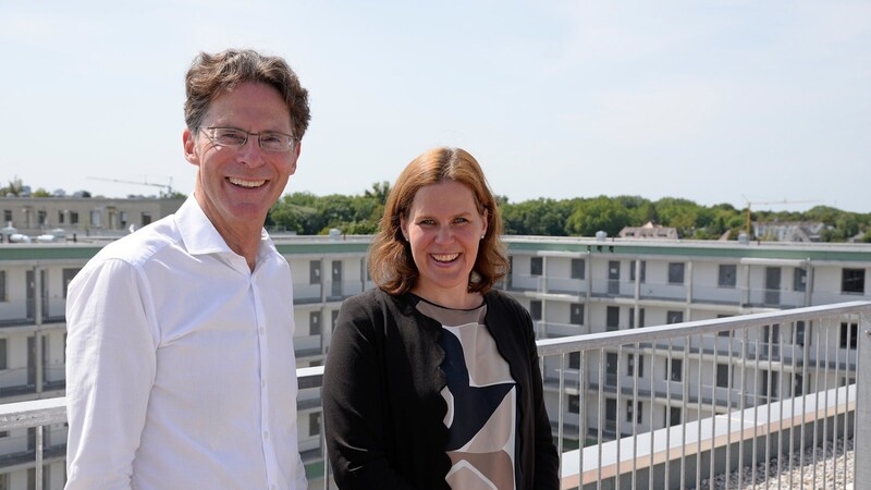 Im August konnte er noch lachen: Gewofag-Geschäftsführer Klaus-Michael Dengler bei der Vorstellung einer Parkplatzüberbauung am Reinmarplatz. Hier mit Bürgermeisterin und Aufsichtsratschefin Verena Dietl.