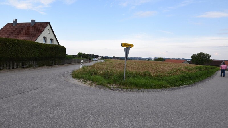 Die unübersichtliche Kurve bei FrauenaU an der gemeinhin Rombachstraße genannten Verbindung zwischen Vilsbiburg und der Bundesstraße 299 bei Kochgrub soll sicherer gemacht werden. Dazu ist zunächst ein Gespräch zwischen Stadt und Polizei vorgesehen.