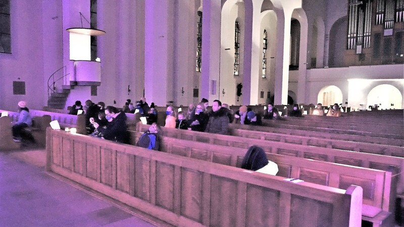 Die für manche sehr dunkle "Corona-Nacht" wurde am Freitag in der Pfarrkirche St. Martin erhellt.