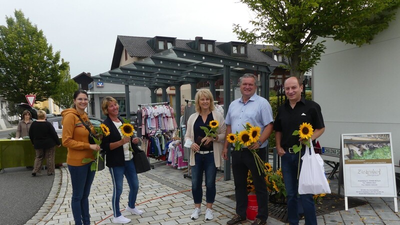 Bürgermeister Hans Laumer schenkte jedem Besucher eine Sonnenblume