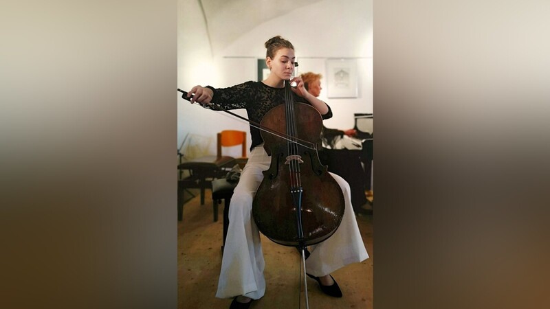 Cosima Federle aus Regensburg ist Trägerin zahlreicher erster Preise auf Regional-, Landes- und Bundesebene mit dem Cello. Mehrfach ist sie im Artonicon aufgetreten.  Fotos: Fritz Wallner