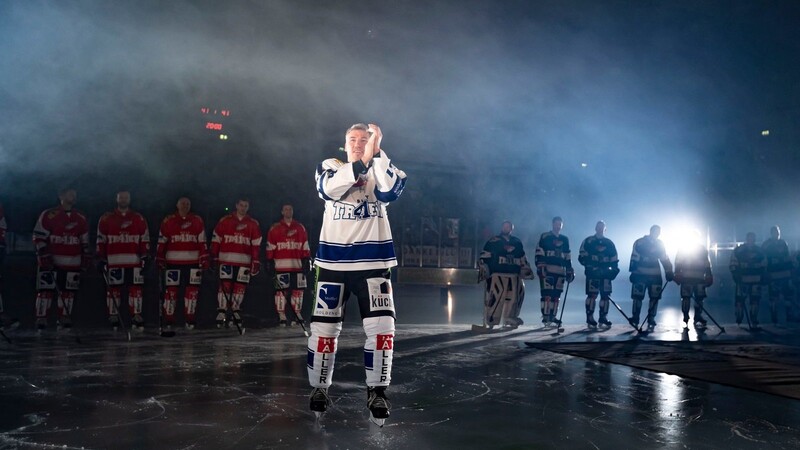 Die ostbayerische Eishockeylegende Billy Trew feierte seinen Abschied - und viele Weggefährten schauten noch einmal in Straubing vorbei.