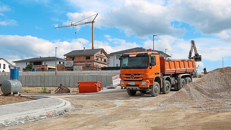 Im Vorfeld der Einführung der neuen Grundsteuer gilt es für Eigentümer von Grundstücken und Immobilien einiges zu beachten; so müssen sie beim Finanzamt eine Grundsteuererklärung einreichen.