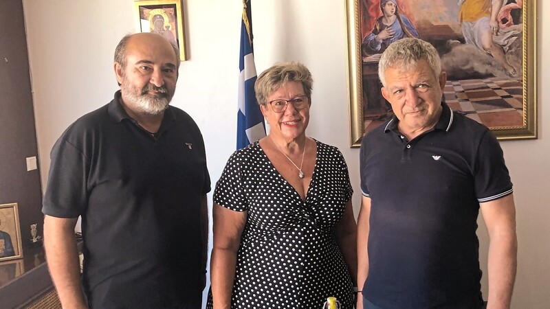 Grigoris Nikolidakis (rechts) ist der neue Bürgermeister von Phaistos. Mainburgs Vizebürgermeisterin Hannelore Langwieser stattete ihm und seinem Stellvertreter Nikolaos Kargakis in diesen Tagen einen Besuch bei einer Privatreise ab.