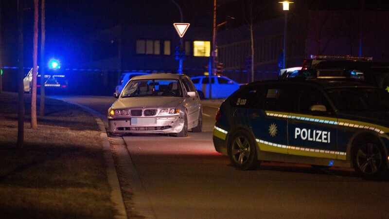 Der Fahrer rammte mit seinem Auto auf der Flucht zwei Fahrzeuge.