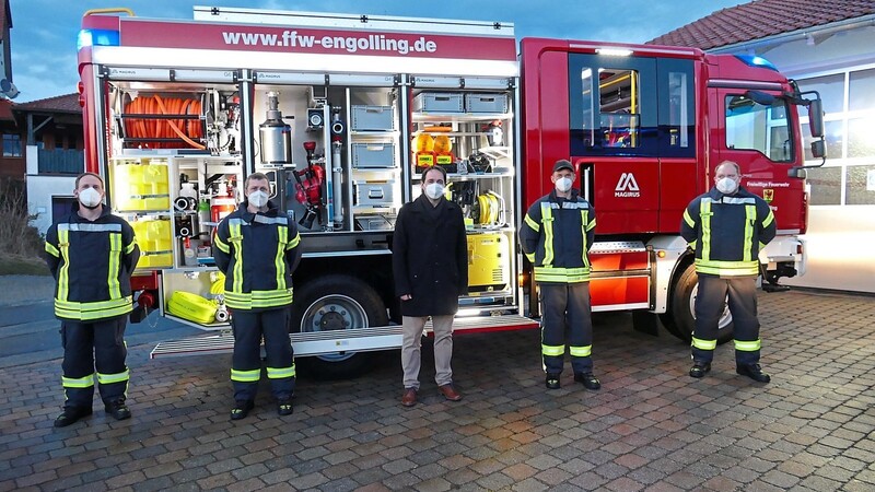 Kommandant Josef Schober (r.), sein Stellvertreter Andreas Strasser (2. v. r.) sowie die Maschinisten Franz Süß (l.) und Michael Hofmann (2. v. l) überführten das neue LF 10 von Ulm nach Auerbach, wo sie Bürgermeister Gerhard Weber in Empfang nahm.