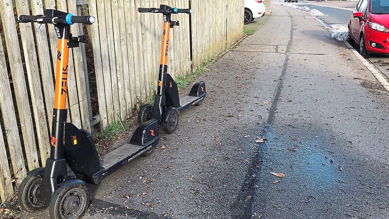 E-Scooter der Firma "Zeus" können seit Juli 2022 ausgeliehen werden. Geh- und Radweg dürfen nicht blockiert werden. Wie hier muss eine Restbreite über 1,50 Meter vorhanden sein.