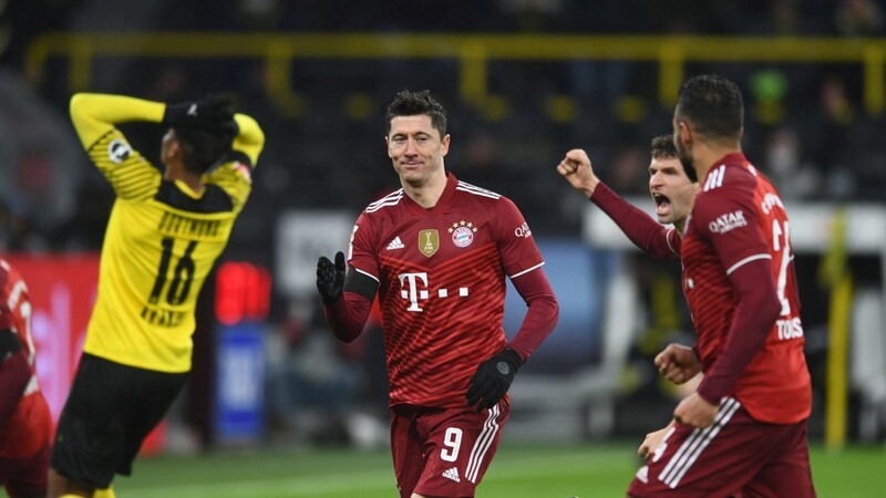 Wer sonst? Robert Lewandowski (m.) verwandelt per Elfmeter zum 3:2-Endstand im Topspiel gegen Dortmund.