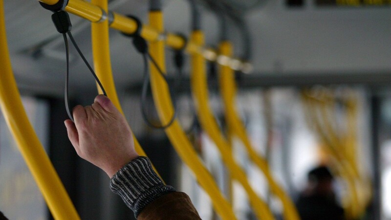 In einem Bus in Regenstauf haben Unbekannte die Kunststoffhaltegriffe beschädigt (Symbolbild).