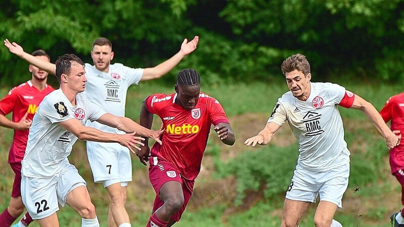 Alexander Stierstorfer (l.), Lukas Dotzler und Lucas Hufnagel (r.) jagen Jahn-Spieler Kelvin Onuigwe. Das Trio soll mithelfen, den Traum vom Aufstieg Donaustaufs in die Regionalliga zu realisieren.