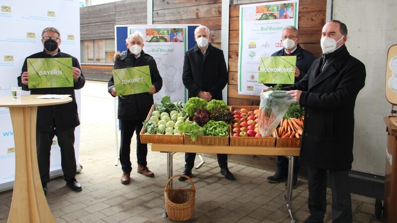 In Straubing werden erstmals in deutschen Supermärkten kompostierbare Obst- und Gemüsebeutel eingesetzt. Stellten den Modellversuch vor (von rechts): Wirtschaftsminister Hubert Aiwanger, Landrat Josef Laumer, Supermarkt-Geschäftsführer Hans-Jürgen Honner, Bürgermeister Dr. Albert Solleder und Landtagsabgeordneter Josef Zellmeier.