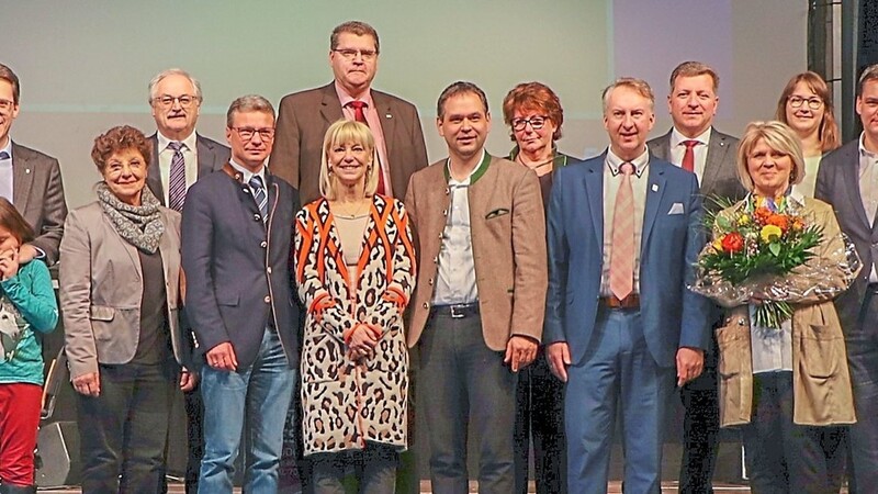 Lob von allen Seiten gab's für die "Seniorita": Veranstalterin Gabi Menacher (2. v. r.) mit den Ehrengästen der Eröffnung.