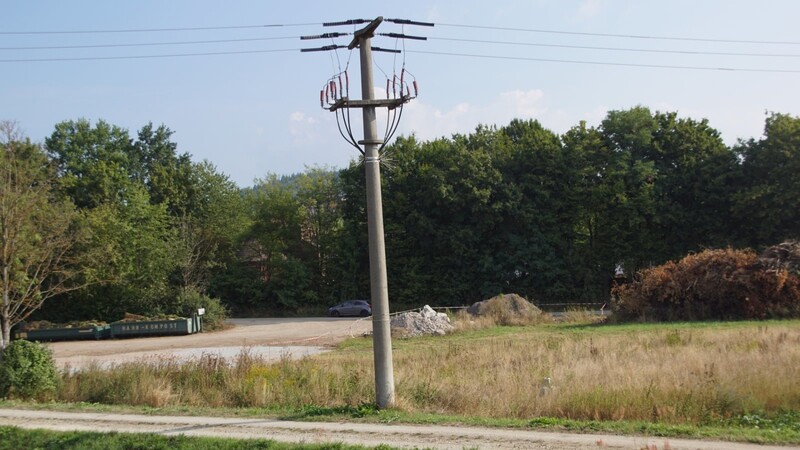 Im vorderen Abschnitt dieses Grundstücks am Auweg ist der Grüngutplatz zu finden. Eventuell könnte dort eines Tages ein neuer Wertstoffhof entstehen. Derzeit sind die Container auf dem Gelände der Kläranlage untergebracht, das sich nebenan befindet (hinter den Bäumen im Hintergrund).