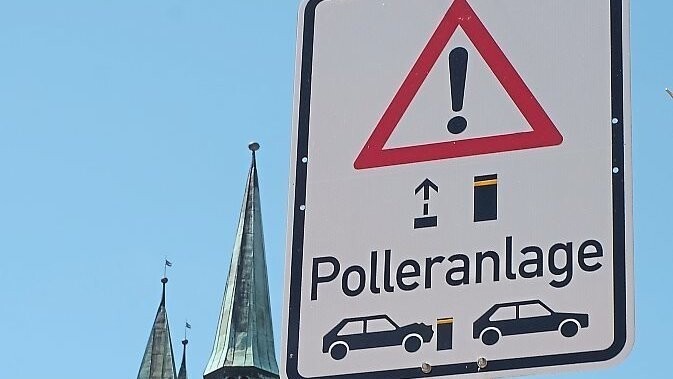 Ein neues Hinweisschild soll Autofahrer vor den Pollern zusätzlich warnen