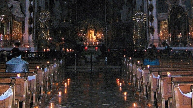 Die von den Mitgliedern des Pfarrgemeinderates zur adventlichen Lichtfeier mit Hunderten Kerzen illuminierte Basilika in Altenmarkt.