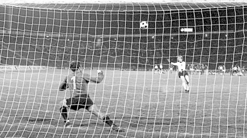 FATALER SCHUSS IN DEN NACHTHIMMEL VON BELGRAD: Uli Hoeneß drosch den Ball im Elfmeterschießen des EM-Finales 1976 zwischen Deutschland und der CSSR weit übers Tor und vergab so die Chance auf den Sieg.