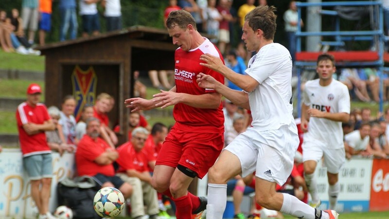 Das Landkreisderby zwischen dem 1. FC Bad Kötzting (rote Trikots) und dem ASV Cham war eine eindeutige Angelegenheit.