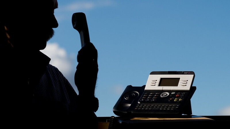 Achtung. Das sind falsche Polizisten am Telefon.