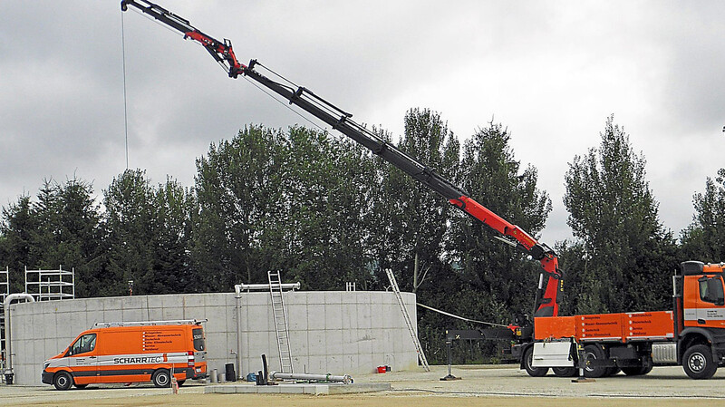 Der Einbau der Technik geht voran. Im Vordergrund liegt der Standort der künftigen Bauhofhalle.