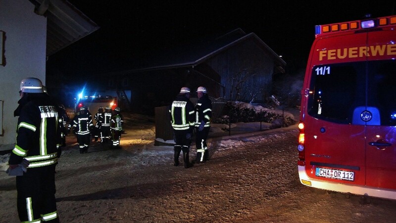 Mehrere Feuerwehren waren nach Loifling ausgerückt, um einen Kaminbrand zu löschen.