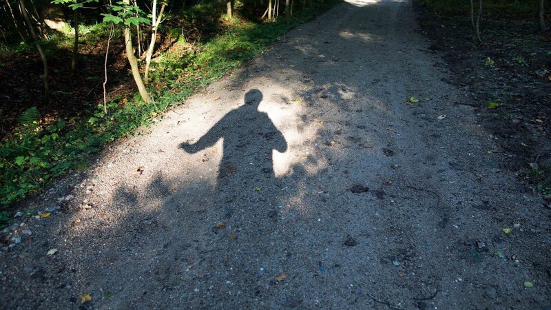 Die Polizei fahndet nach einem Unbekannten, der vermutlich ein Mädchen sexuell missbrauchen wollte. (Symbolbild)