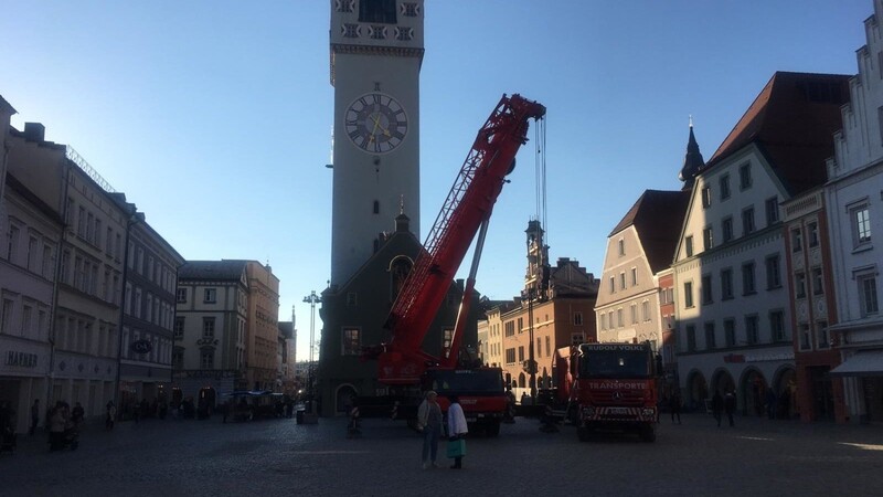 Der Kran zieht zurzeit auf dem Ludwigsplatz die Blicke auf sich.