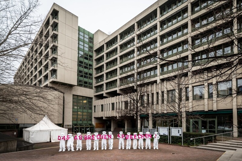 In Eisbärkostümen fordern Klimaschützer, das Abbrechen von Gebäuden abzubrechen. Für den Erhalt und eine Umnutzung des Justizgebäudes in der Nymphenburger Straße hat sich eine Initiative gegründet. 