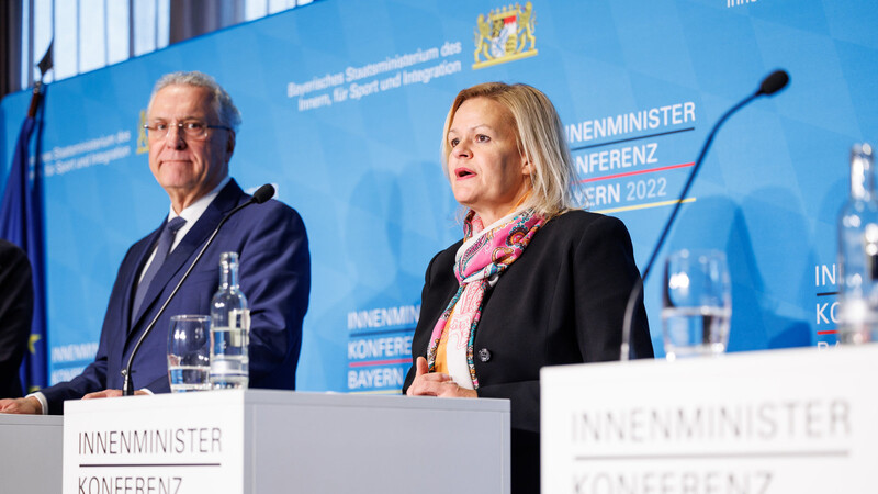 Bayerns Innenminister Joachim Herrmann wirft Bundesinnenministerin Nancy Faeser und ihrem Ministerium vor, mit veralteten Zahlen zu arbeiten.