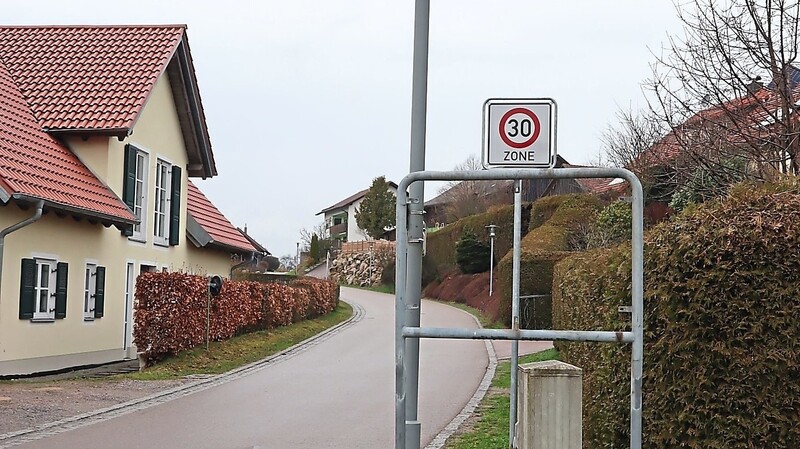 Das Ortsschild wurde versetzt, der alte Rahmen steht noch. Wer diesen haben will, soll sich melden.