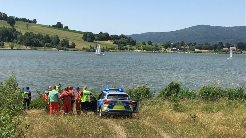 In der Ösbühler Bucht war das Schulungsboot des Segelclubs gekentert.