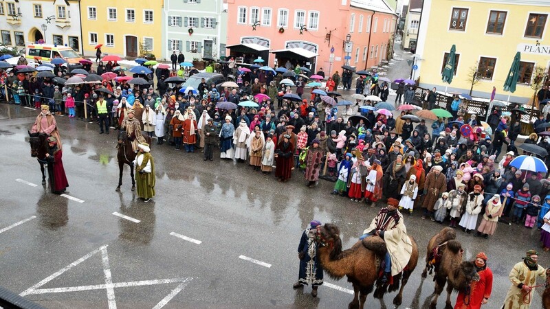 Die Heiligen Drei Könige, (v. l.) Balthasar (Sabrina Petosic) und Caspar (Marion Vorreiter) hoch zu Ross sowie Melchior (Pater Vincent Kumar) auf dem Kamel sind auf dem Plan angekommen. Sie werden gleich von König Herodes willkommen geheißen.