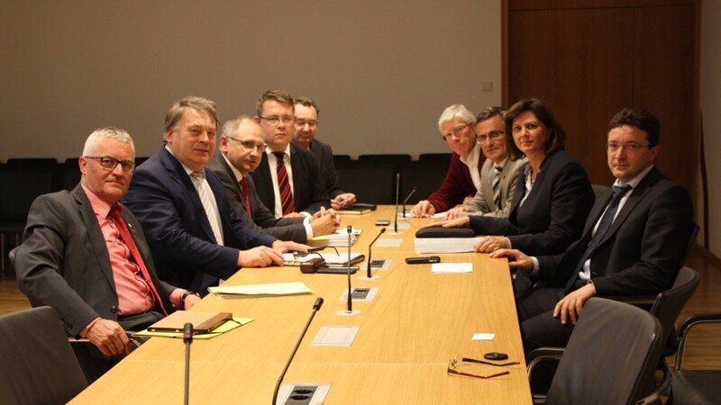 Bürgermeister Herbert Schreiner (v. li.), Staatsminister Helmut Brunner, Geschäftsführer Alois Kaufmann, Landrat Michael Adam, Dr. Johann Schachtner, MdL Bernhard Roos, MdL Alexander Muthmann, Staatsministerin Ilse Aigner und MdL Max Gibis, erörterten wie den Betroffenen und der Gemeinde Frauenau geholfen werden kann. (Foto: Koch)