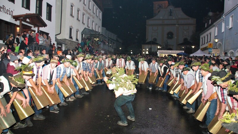 Die Wolfsauslasser mit ihren Glocken.