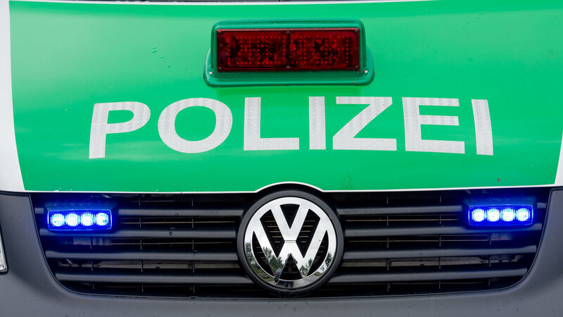 Im Landkreis Landshut wurde am Montagabend ein Mann festgenommen, der der sogenannten "Reichsbürgerbewegung" zuzuordnen ist. Bei seiner Festnahme verletzte der 53-Jährige zwei Polizisten.