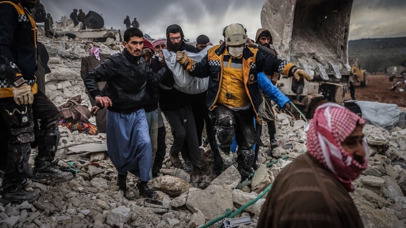 Zivilisten und Mitglieder des syrischen Zivilschutzes bergen in Harem in der Region Idlib ein Erdbebenopfer.