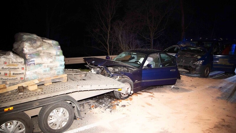 Insgesamt drei Fahrzeuge waren in den Unfall auf der B11 bei Landshut verwickelt.