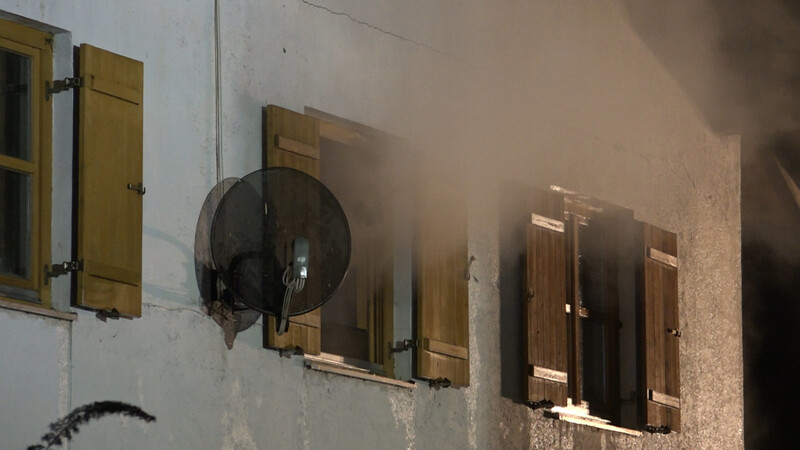 Von einem Haus in Mallersdorf-Pfaffenberg ist am Donnerstag der Dachstuhl komplett ausgebrannt.