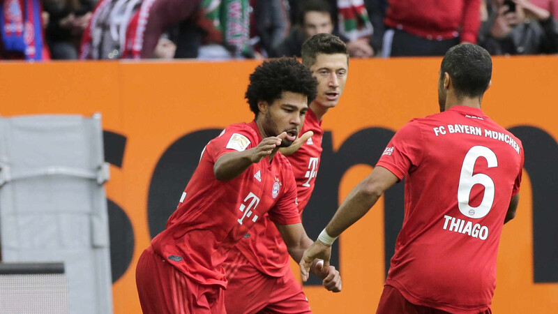 Die Torschützen Gnabry (l.) und Lewandowski (m.) mit Thiago.