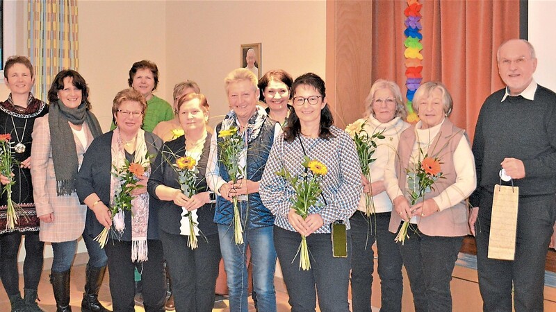 Vorsitzende Gabriele Mathes (Zweite von links) dankte dem ausgeschiedenen Vorstandsteam für den geleisteten ehrenamtlichen, vielseitigen Einsatz in den vergangenen vier Jahren mit je einem Blumengebinde; ein Präsent gab es auch für Pfarrer Josef Weindl.