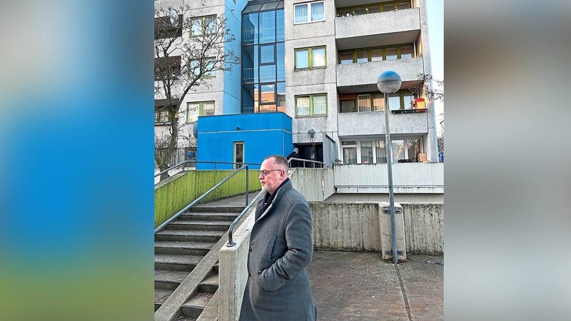 Falko Liecke, CDU-Stadtrat von Neukölln, in der High-Deck-Siedlung. Hier waren es überwiegend arabische Jugendliche, die in der