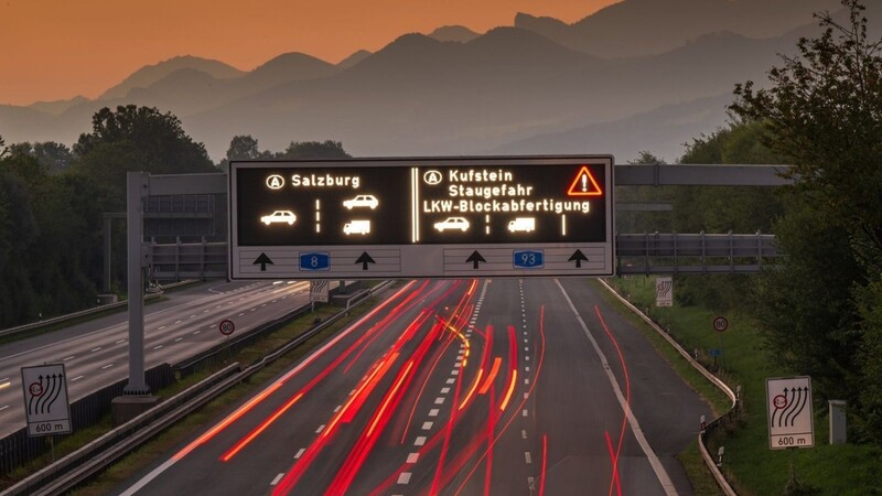 Ein Verkehrsschild mit der Aufschrift "Kufstein Staugefahr LKW-Blockabfertigung" steht auf der A8.